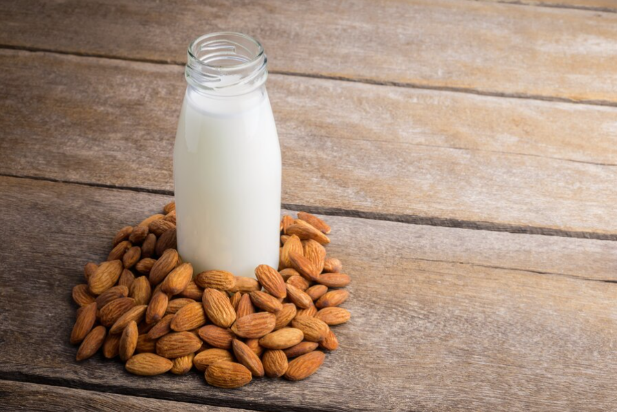 (ilustrasi susu almond, sumber : freepik )