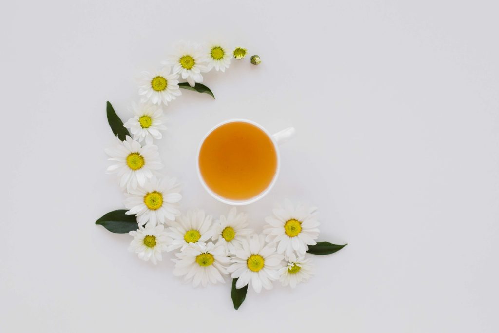 (dampak konsumsi teh chamomile secara berlebihan, sumber : freepik)