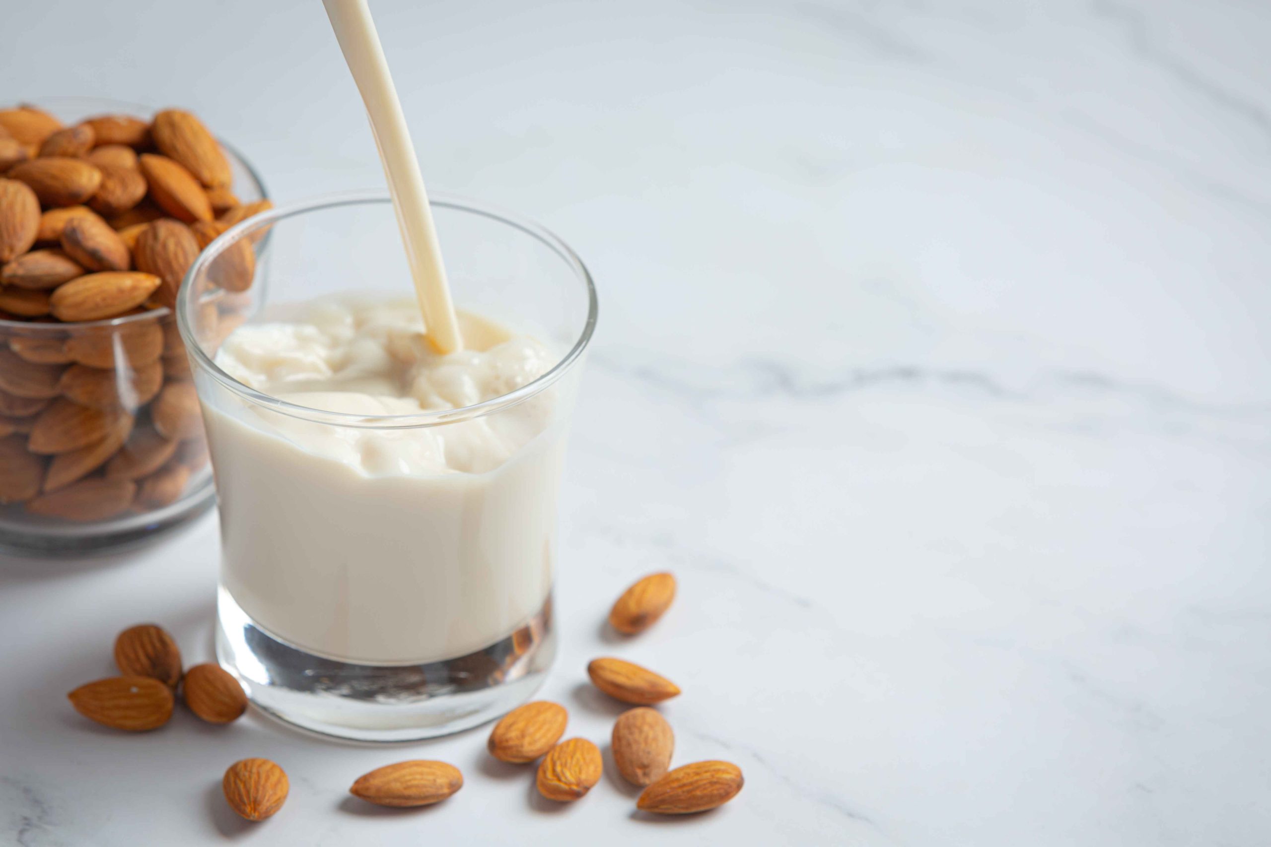 (kacang almond bisa diproduksi menjadi susu almond yang sehat, sumber : freepik)