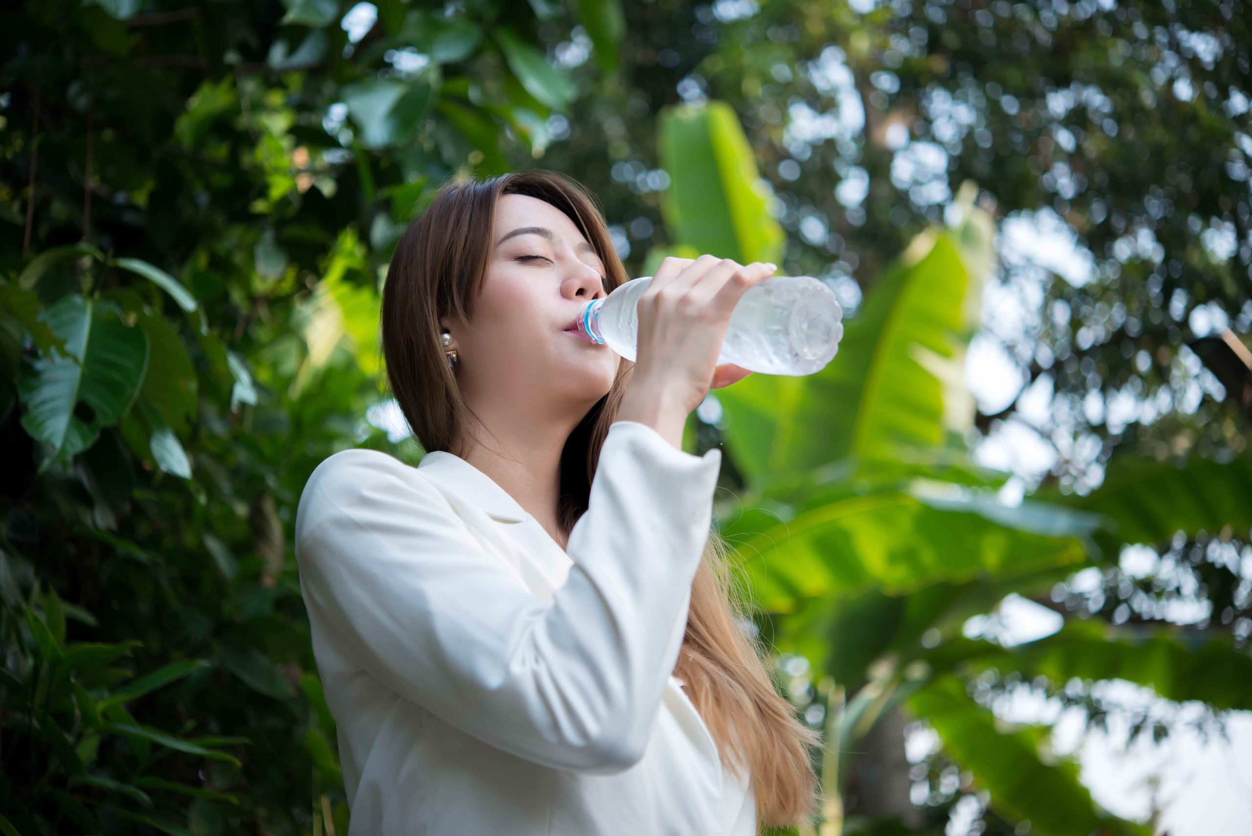 (membantu untuk selalu minum dapat menjaga seseorang setelah vaksin booster agar selalu terhidrasi, sumber : freepik)