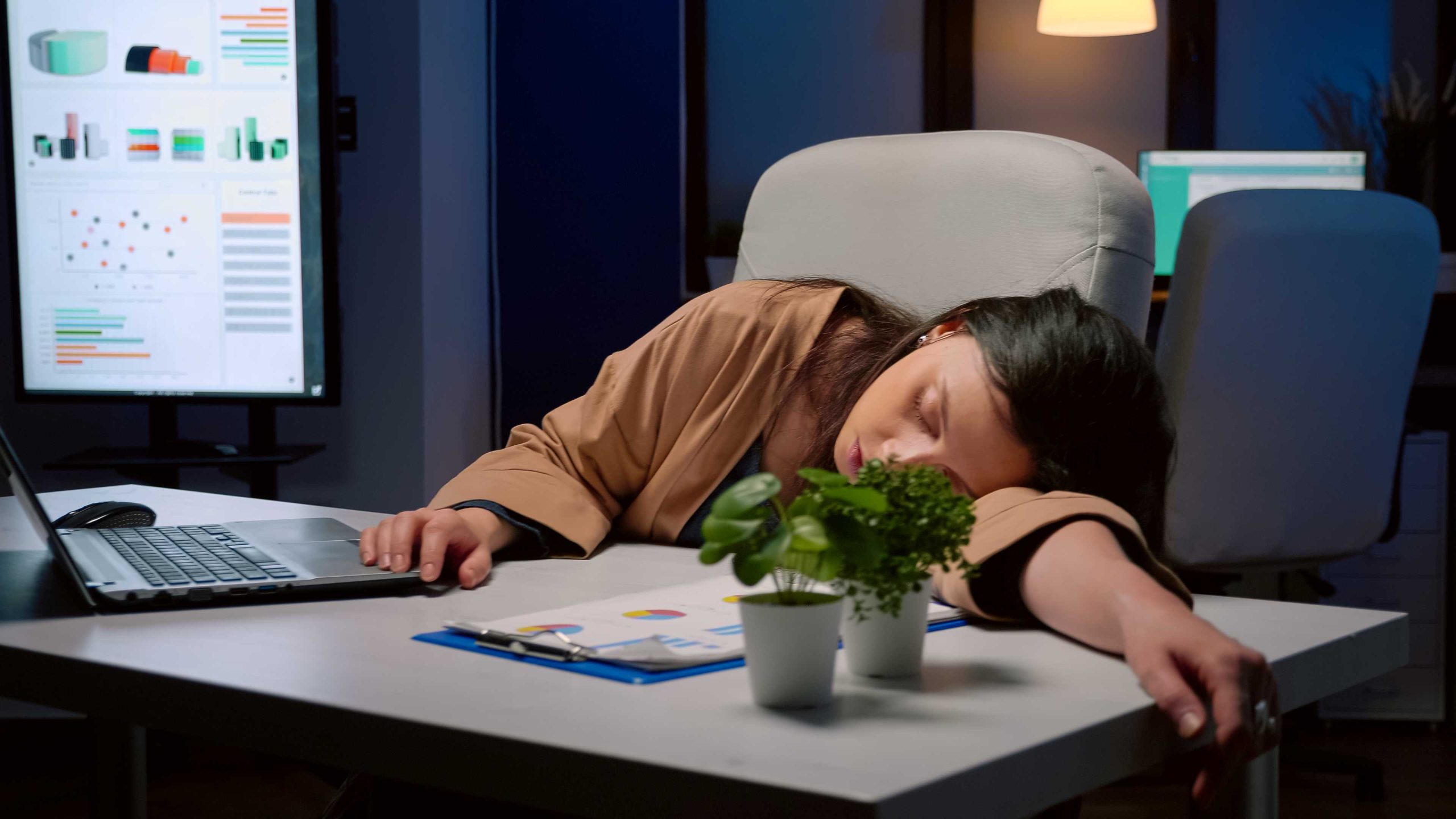(mengatur pola tidur yang tepat dapat membantu menjaga imunitas pekerja shift malam, sumber : freepik)