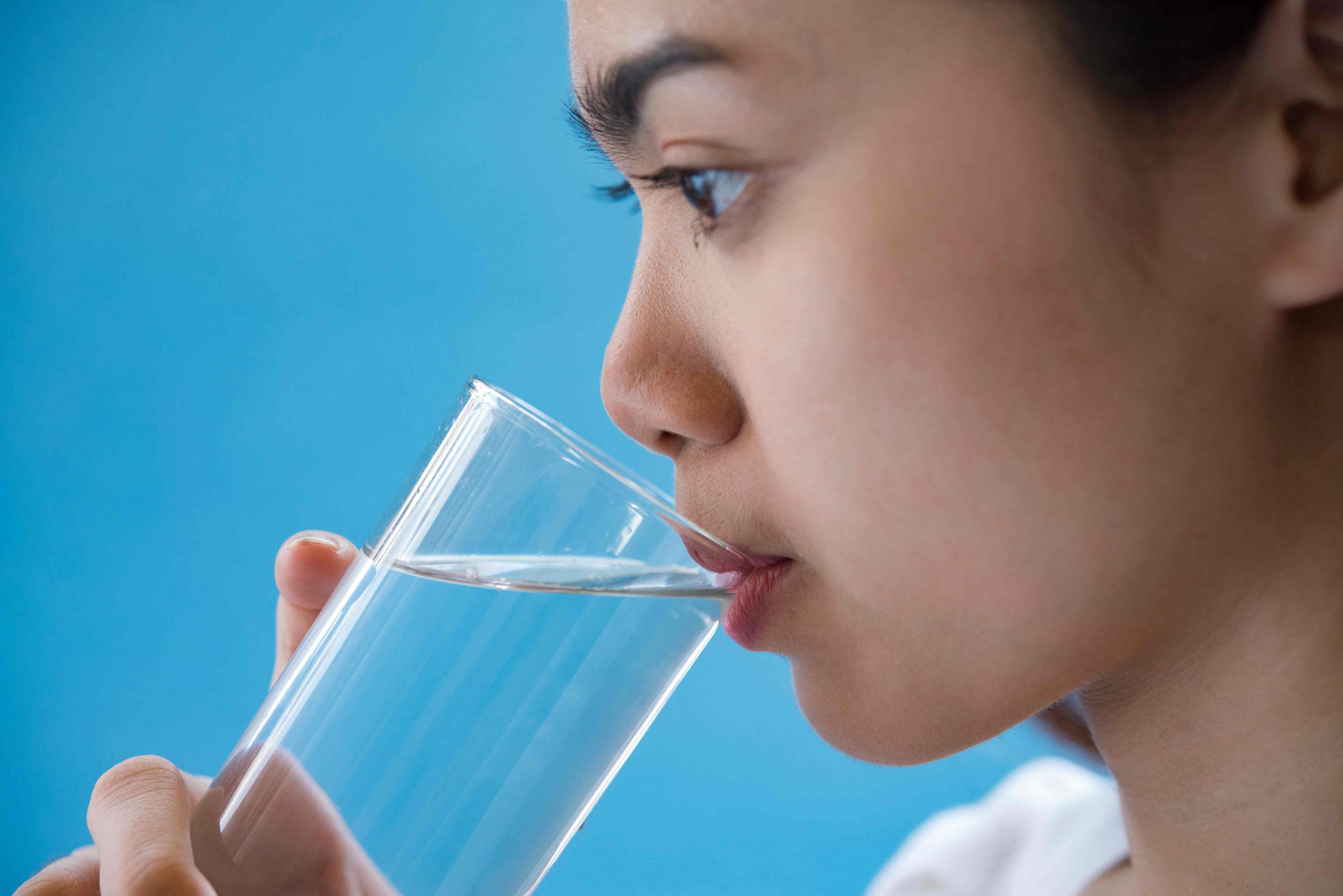 (minum air putih dapat membantu menurunkan demam, sumber : freepik)