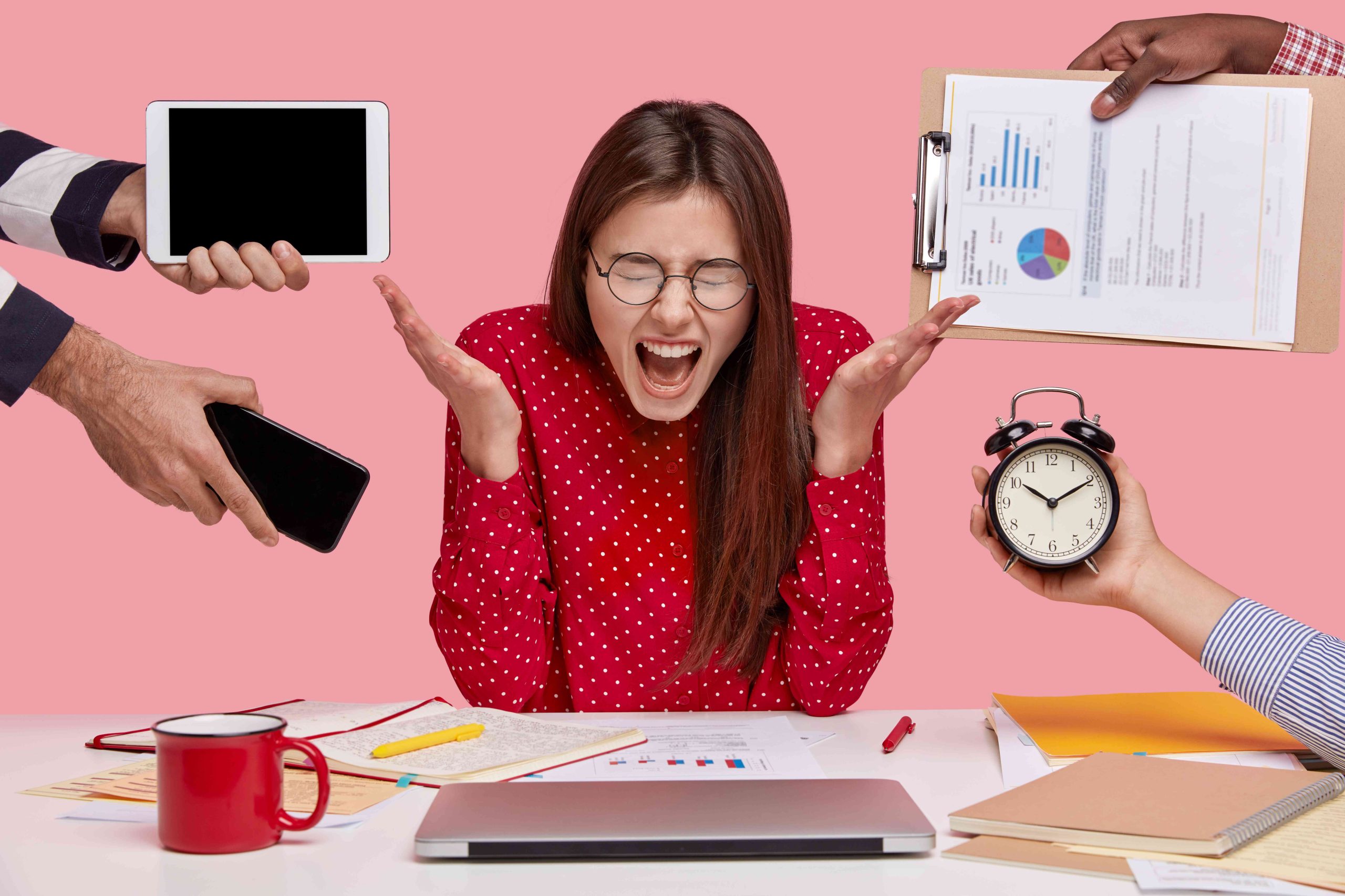 (penyebab stres bisa terjadi karena tuntutan atau deadline yang menumpuk, sumber: freepik)