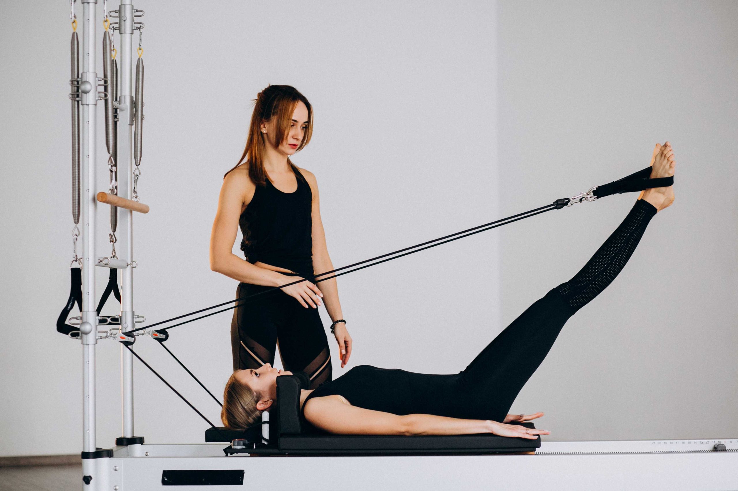 (tips aman pilates adalah menggunakan instruktur atau pelatih, sumber : freepik)
