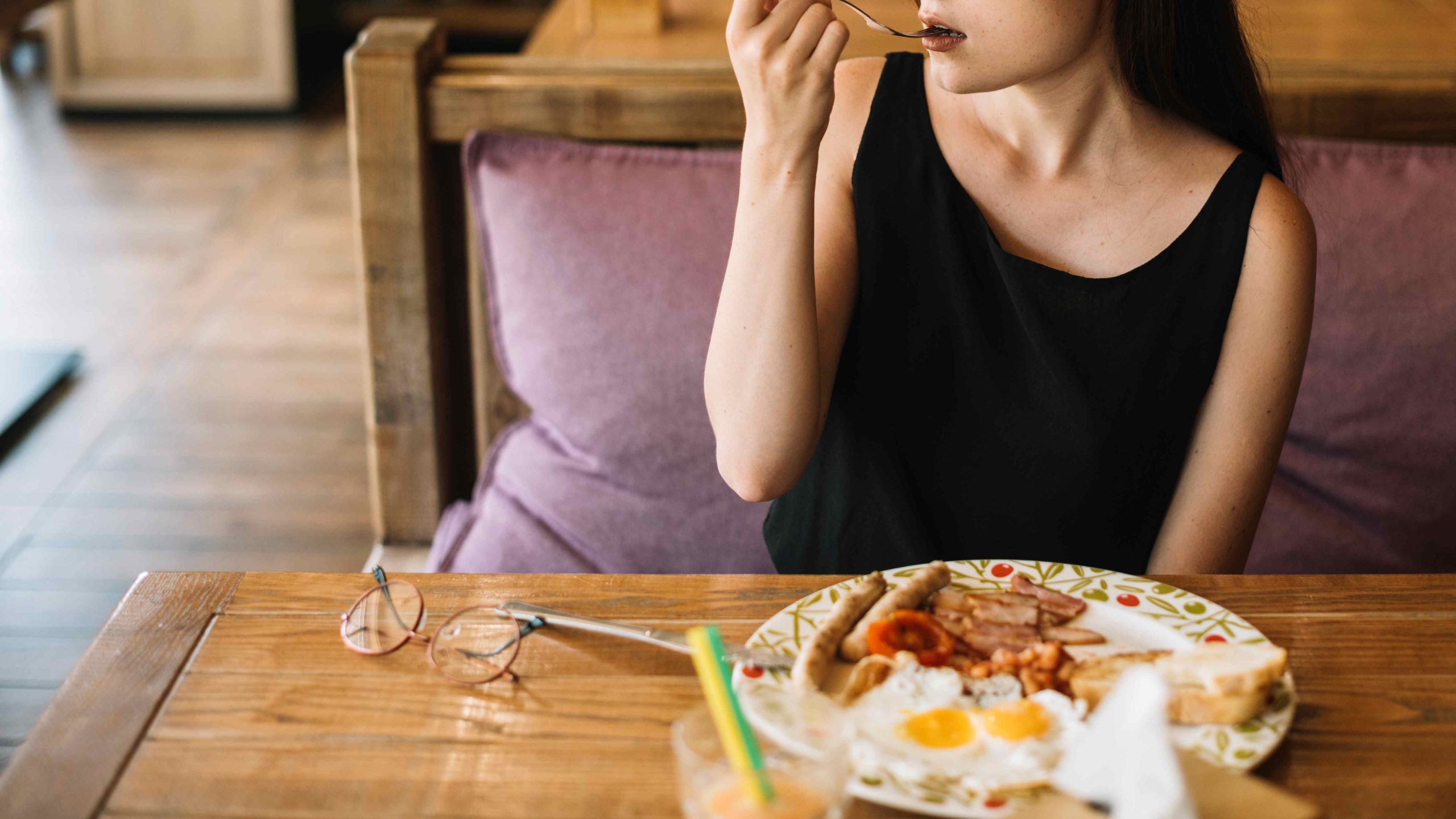 (tips membantu mengatasi keracunan pada makanan, sumber : freepik)