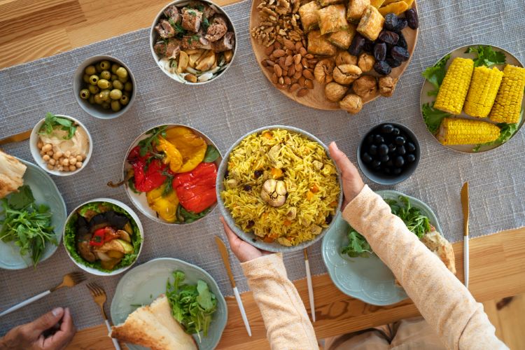 Mengonsumsi makanan sehat saat puasa