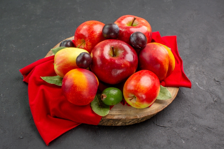 (Buah warna merah, Sumber: Freepik)
