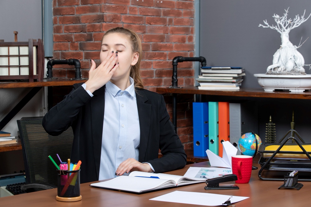 (Mengantuk di kantor, Sumber: Freepik)