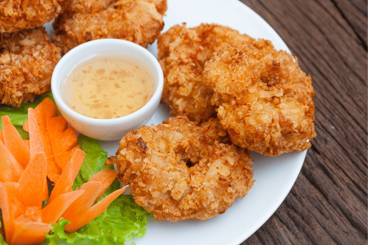 Mengonsumsi gorengan