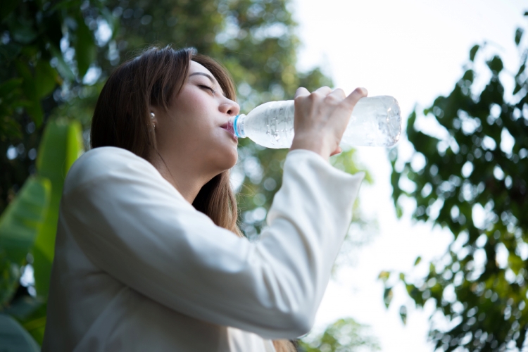 Minum air es