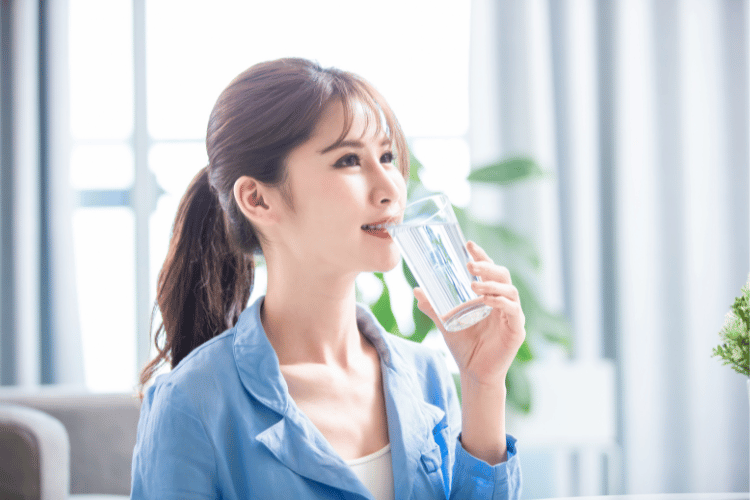 (Minum air putih yang cukup, Sumber: Freepik)