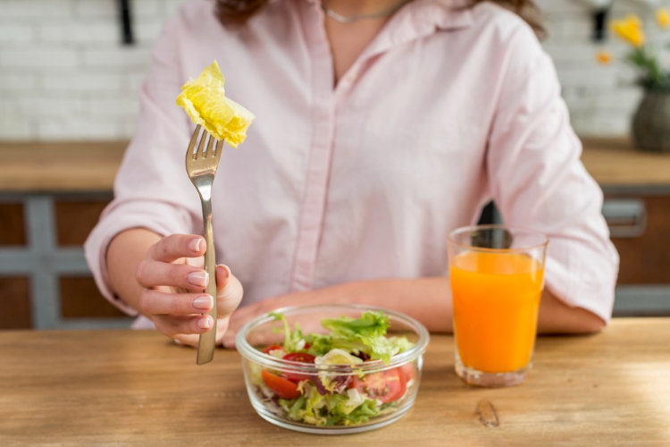 (Mengonsumsi makanan sehat, Sumber: Freepik)