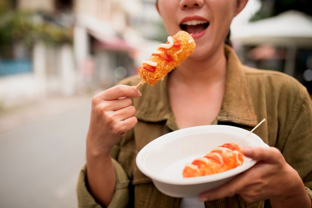 (Mengonsumsi makanan, Sumber: Freepik)