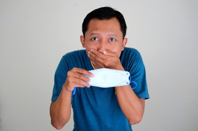 Ilustrasi menutup mulut saat batuk dan flu