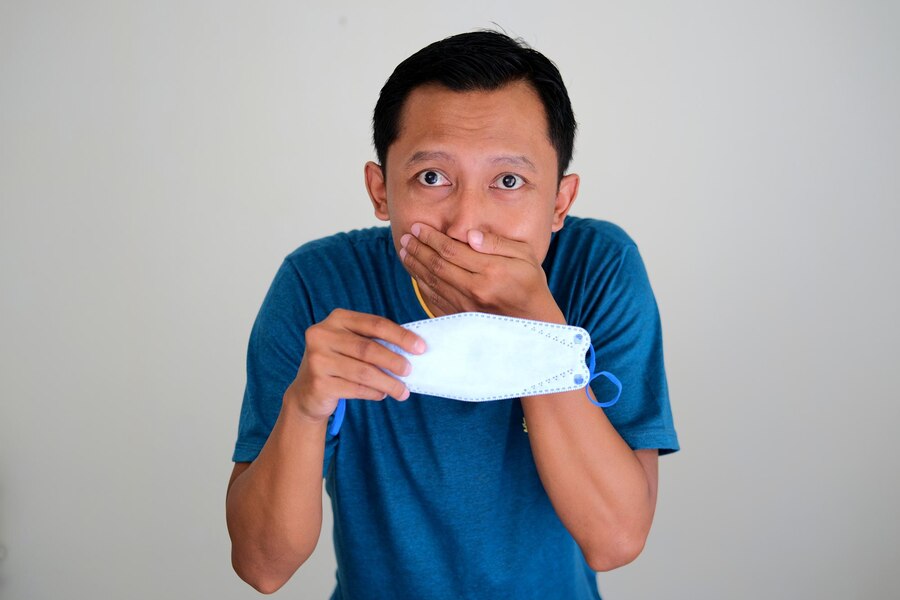 Ilustrasi menutup mulut saat batuk dan flu