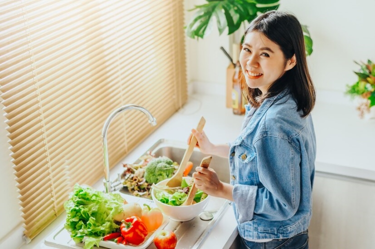 (Konsumsi makanan sehat, Sumber: Freepik)