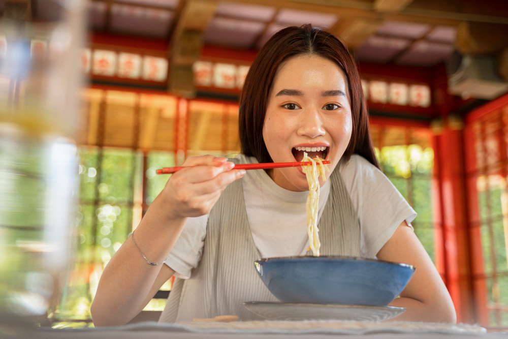 Ilustrasi kebiasaan makan mie instan