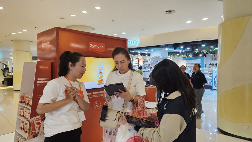Pengunjung hadir di booth zymuno