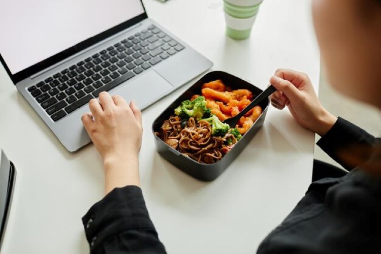 (Ilustrasi seseorang membuat bekal di kantor, Sumber: Freepik)