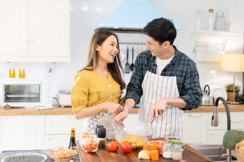 Masak Bersama Pasangan di Rumah