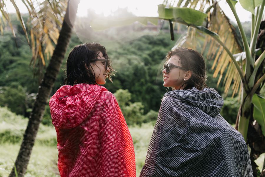 Kedua Wanita Kepala Basah Terkena Hujan