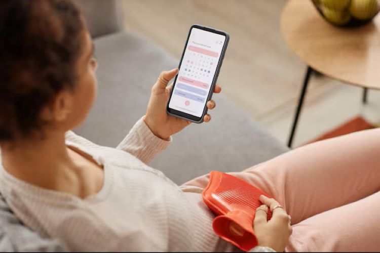(Mencatat siklus haid bisa menggunakan aplikasi yang terhubung di smartphone sehingga memudahkan para wanita untuk mengetahui kapan menstruasi kembali terjadi, sumber : freepik)