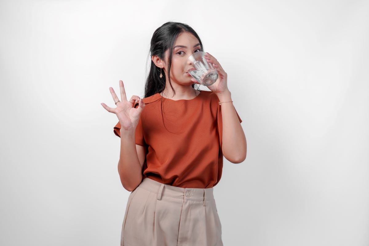 Wanita Minum Air Putih
